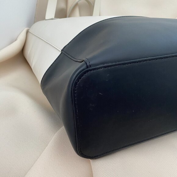 Everlane Vertical Leather Tote Bag in Black/Ivory - Picture 4 of 9